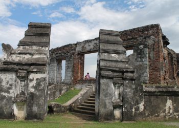 Di Balik Puing-Puing Banten Lama
