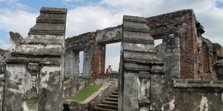 Di Balik Puing-Puing Banten Lama