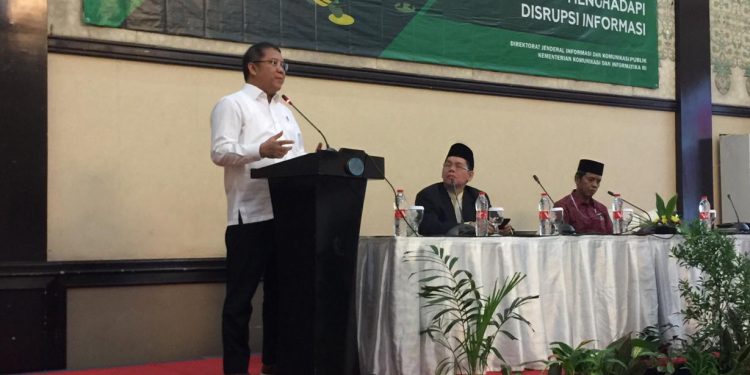 Menkominfo Cerita Lika-Liku Penanganan Hoaks di Rakornas Infokom MUI