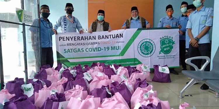 Satgas Covid-19 MUI Salurkan Ratusan Paket Sembako