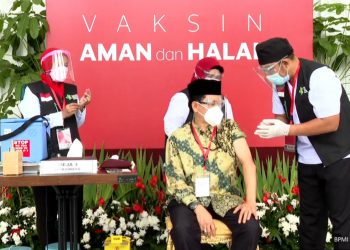 Sekjen MUI Buya Amirsyah Tambunan Ikut Vaksinasi Perdana di Istana Negara