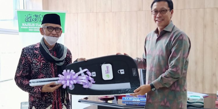 Bank Muamalat Hibahkan 3 Mobil Operasional kepada MUI Pusat