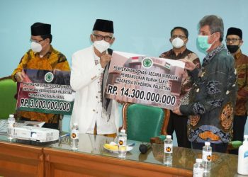 Ketum MUI Serahkan Donasi Rp22,3 M dari Rakyat Indonesia untuk Palestina