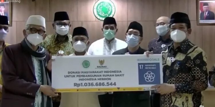 Baznas Serahkan Bantuan 1,036 M ke MUI untuk RS Indonesia di Hebron