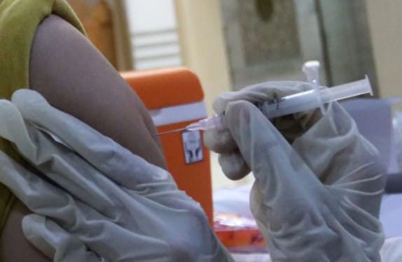 Apa Hukum Injeksi Vaksin untuk Muslim?