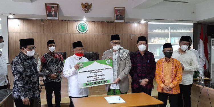 Lewat MUI, DMI Serahkan Bantuan Rp 1 Miliar untuk Pembangunan RSIH Palestina