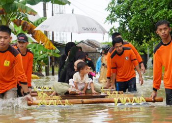 tim-hidayatullah-peduli-evakuasi-warga-sakit-dan-bayi