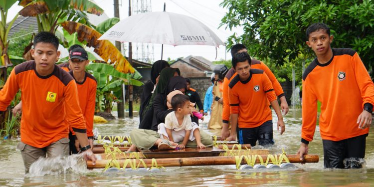 tim-hidayatullah-peduli-evakuasi-warga-sakit-dan-bayi