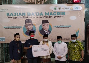 bsi-donasikan-ambulance-untuk-masjid-almarkaz-dan-gelar-kajian-ekonomi-syariah-hadirkan-prof-didin