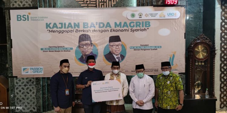 bsi-donasikan-ambulance-untuk-masjid-almarkaz-dan-gelar-kajian-ekonomi-syariah-hadirkan-prof-didin