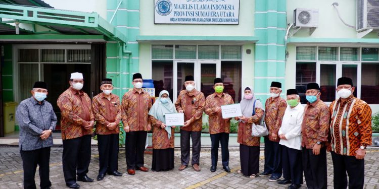 terkumpul-33-juta,-mui-sumut-salurkan-bantuan-untuk-korban-banjir-di-7-kab/kota