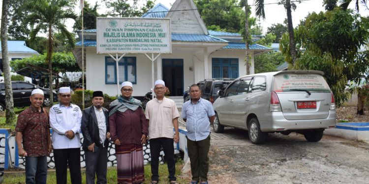 mui-mandailing-natal-dampingi-tim-majalah-media-ulama-mui-sumut-melihat-masjid-bersejarah