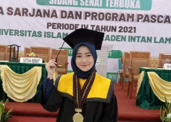 inspiratif-!-wisudawan-terbaik-fs,-hasmita-:-alhamdulillah-membuat-bangga-orang-tua,-suami-dan-keluarga