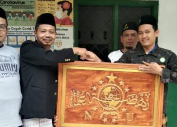 ungkapan-terimakasih,-pc-jra-serahkan-logo-nu-ke-pengasuh-ponpes-nashihuddin