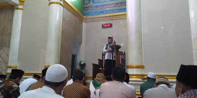 main-ponsel-saat-khotbah-jumat-apa-hukumnya?