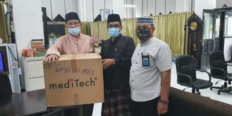 cegah-penyebaran-covid,-mui-sulsel-beri-bantuan-masker-untuk-jamaah-masjid-al-markaz