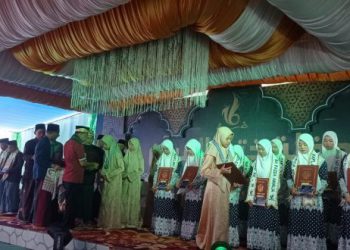 bupati-lampung-timur-serahkan-syahadah-wisuda-santri-pesantren-assahil