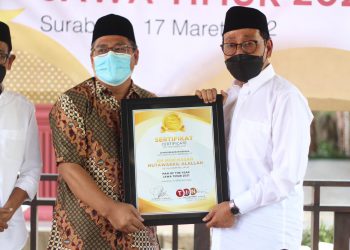 ketua-umum-mui-jatim-terima-penghargaan-man-of-the-year