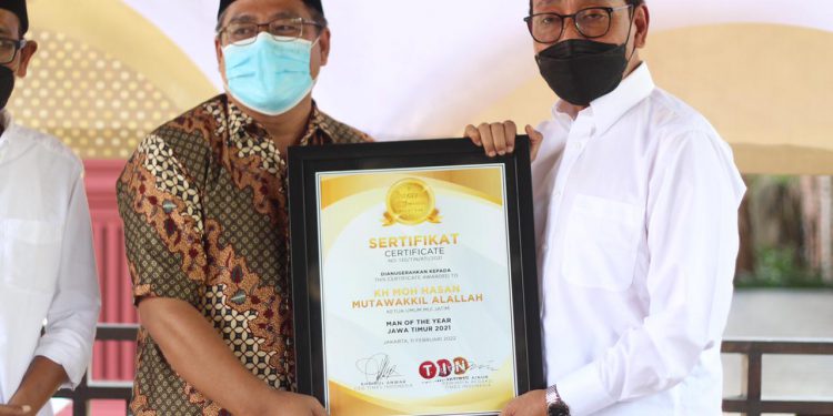 ketua-umum-mui-jatim-terima-penghargaan-man-of-the-year