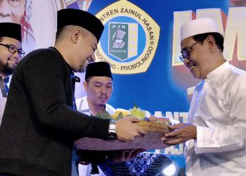 usai-terima-anugerah-dari-times-indonesia,-kiai-mutawakkil-dapat-surprise-dari-ponpes-genggong