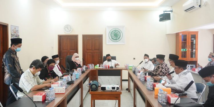 vaksin-merah-putih-suci-dan-halal,-mui-jatim-ingatkan-standar-operasional-di-masyarakat