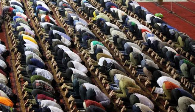 Aturan Prokes Covid-19 Dilonggarkan, MUI: Shaf Sholat Kembali Dirapatkan
