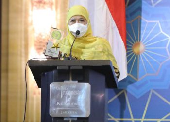 buah-kerja-keras-gubernur-khofifah-galakkan-ekonomi-syariah,-jatim-berhasil-borong-tiga-penghargaan-di-anugerah-adinata-syariah-2022