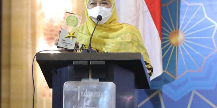 buah-kerja-keras-gubernur-khofifah-galakkan-ekonomi-syariah,-jatim-berhasil-borong-tiga-penghargaan-di-anugerah-adinata-syariah-2022
