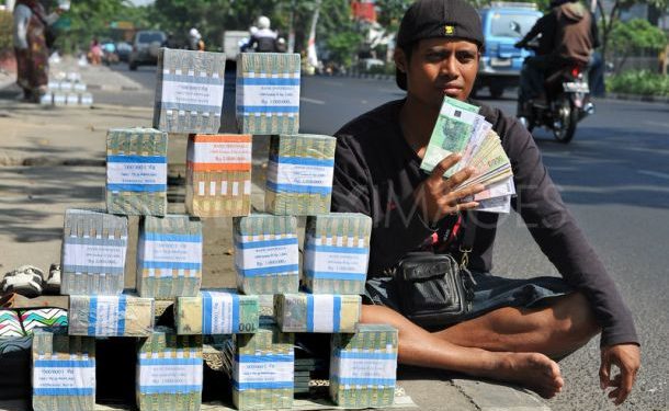 jasa-tukar-uang-baru,-bagaimana-hukumnya?