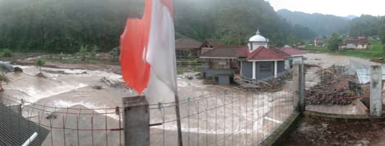2-masjid-terdampak-banjir-bandang-di-sumedang-4-april-2022