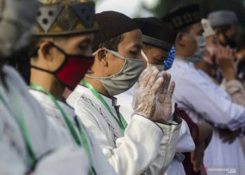 Respons Lepas Masker di Area Terbuka, Ketua MUI: Sholat Jamaah Buka Masker Asalkan Kondisi Sehat
