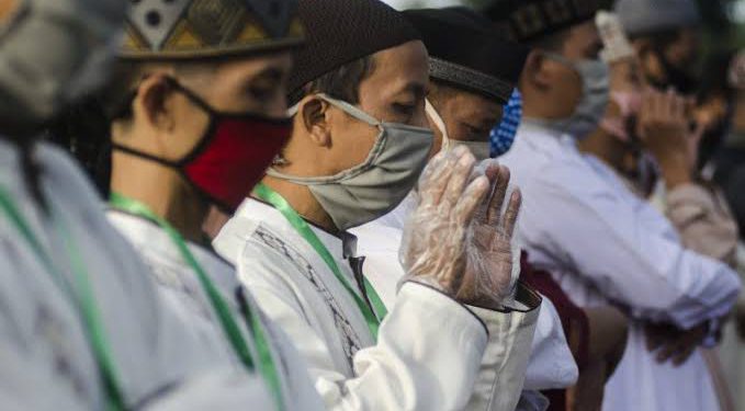 Respons Lepas Masker di Area Terbuka, Ketua MUI: Sholat Jamaah Buka Masker Asalkan Kondisi Sehat