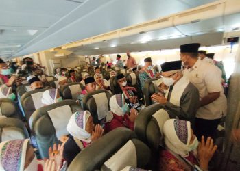 Kiai Ma’ruf Amin Melepas Keberangkatan Jamaah Haji Kloter Pertama dari Bandara Juanda Surabaya