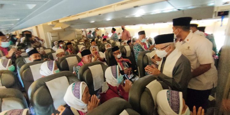 Kiai Ma’ruf Amin Melepas Keberangkatan Jamaah Haji Kloter Pertama dari Bandara Juanda Surabaya