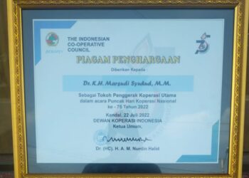 Dekopin Anugerahi KH Marsudi Syuhud sebagai Tokoh Penggerak Pembangunan Koperasi Utama