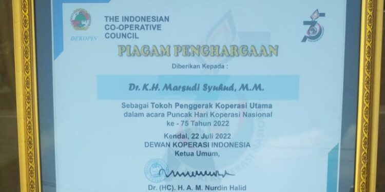 Dekopin Anugerahi KH Marsudi Syuhud sebagai Tokoh Penggerak Pembangunan Koperasi Utama