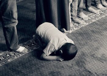 Membaca Ulang Hadits Pembiasaan Anak untuk Sholat dengan Memukul