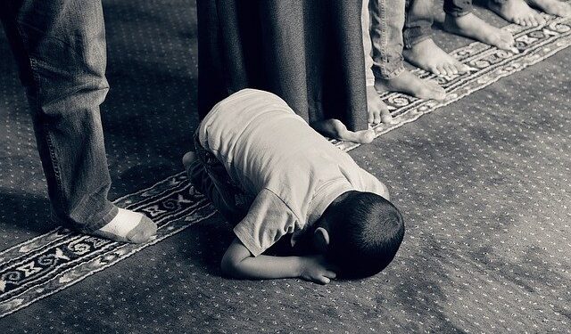 Membaca Ulang Hadits Pembiasaan Anak untuk Sholat dengan Memukul