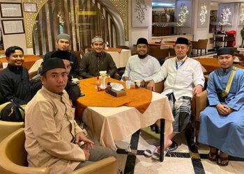 laksanakan-umrah,-kh.-ambo-asse-sempatkan-bersilaturahmi-dengan-pelajar-sulsel-di-madinah
