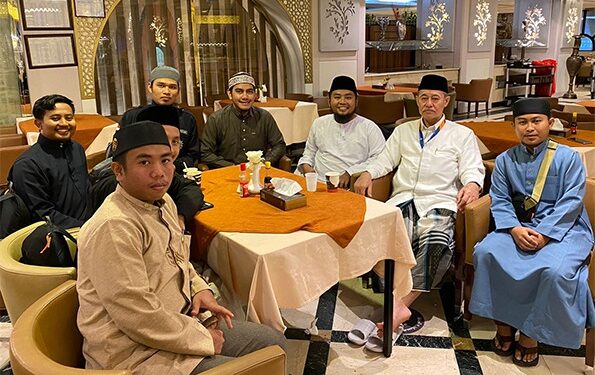 laksanakan-umrah,-kh.-ambo-asse-sempatkan-bersilaturahmi-dengan-pelajar-sulsel-di-madinah