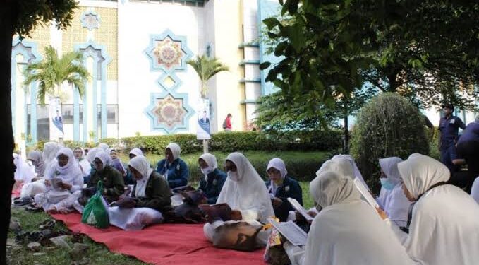 Bolehkah Sholat Sambil Pegang dan Baca Mushaf Alquran? Simak Fatwa MUI Berikut