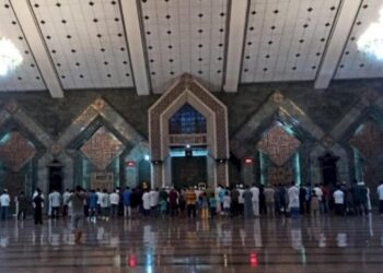 mui-sulsel-bersama-pengurus-masjid-al-markaz-dan-prodi-ilmu-falak-uin-alauddin-laksanakan-salat-gerhana