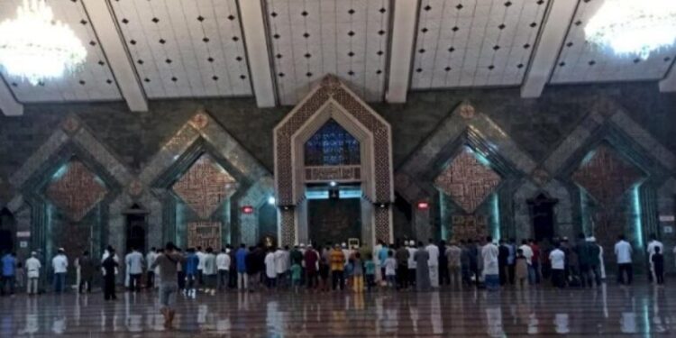 mui-sulsel-bersama-pengurus-masjid-al-markaz-dan-prodi-ilmu-falak-uin-alauddin-laksanakan-salat-gerhana