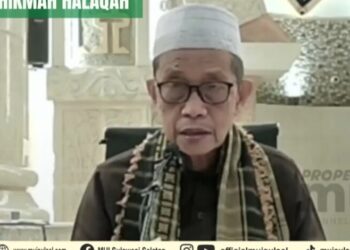hikmah-halaqah-:-hukum-mencium-tangan-guru-menurut-imam-mazhab