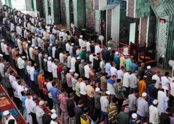 peduli-cianjur,-ratusan-jemaah-masjid-al-markaz-al-islami-jend-m.-yusuf-laksanakan-salat-gaib