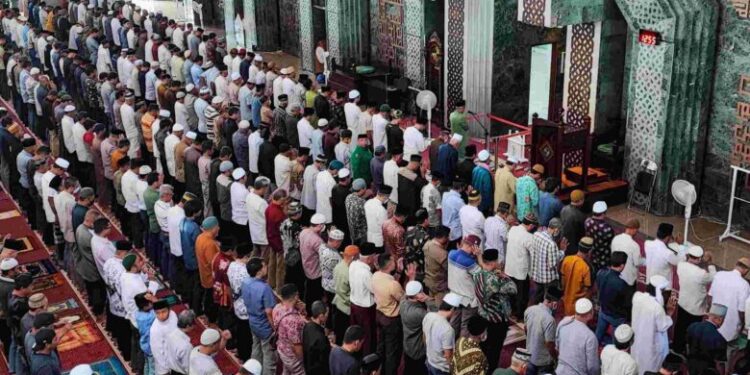 peduli-cianjur,-ratusan-jemaah-masjid-al-markaz-al-islami-jend-m.-yusuf-laksanakan-salat-gaib