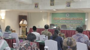 Prof Wahyuddin Naro saat melaporkan Kegiatan Dialog Bersama