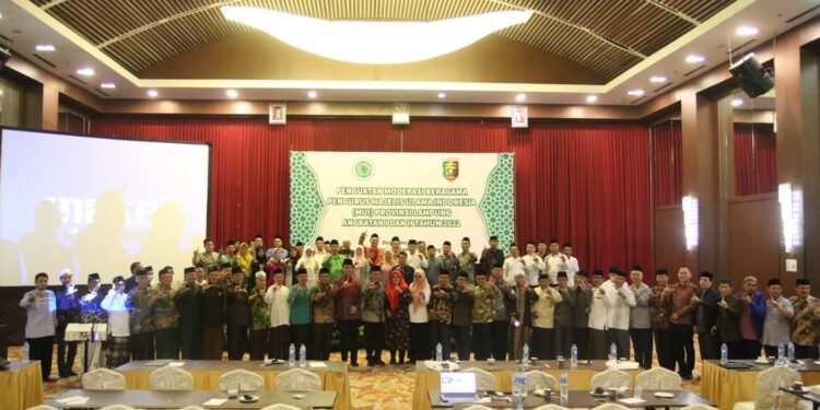 gelar-penguatan-moderasi-beragama-bagi-pengurus-mui-se-lampung,-prof-mukri:-moderat-itu-seperti-secangkir-kopi-di-tengah-meja