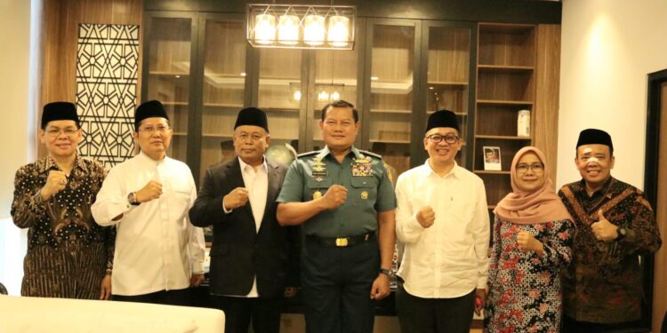 Silaturahim ke MUI, KSAL Turut Luncurkan Buku Doa Khusus Prajurit TNI AL