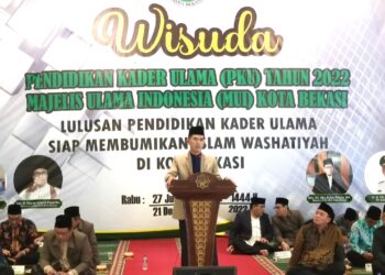 Kepada 43 Wisudawan PKU MUI Kota Bekasi, Kiai Niam: Bumikan Islam Wasathiyah